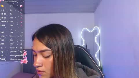 Snapshot of jenner_tay chatting on June 2, 2:57 am jenner online show from June 2, 2:57 am