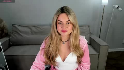 Jennifer Perezz online show from June 2, 5:15 pm