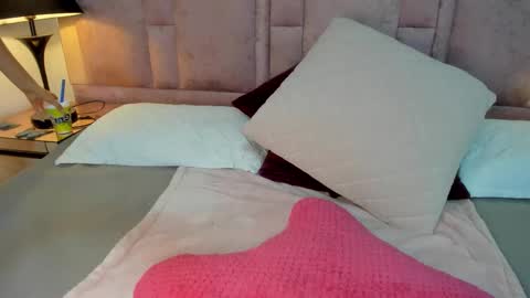 Snapshot of jenniferhillss chatting on October 7, 6:21 am U can call me Angel online show from October 7, 6:21 am