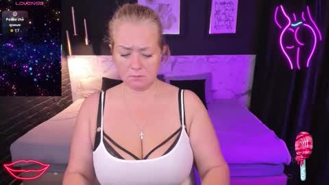 Snapshot of jenniferlight chatting on October 31, 4:02 am Jennifer online show from October 31, 4:02 am