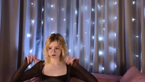 Snapshot of jenny_bunny_ chatting on December 8, 1:24 am jenny_bunny_ online show from December 8, 1:24 am
