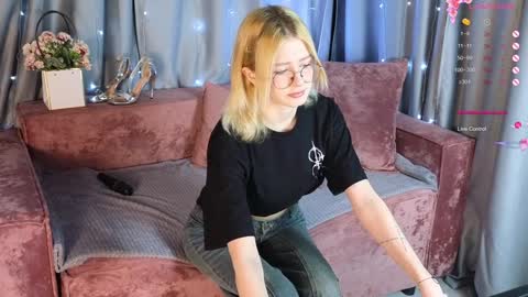 Snapshot of jenny_bunny_ chatting on February 7, 1:25 am jenny_bunny_ online show from February 7, 1:25 am