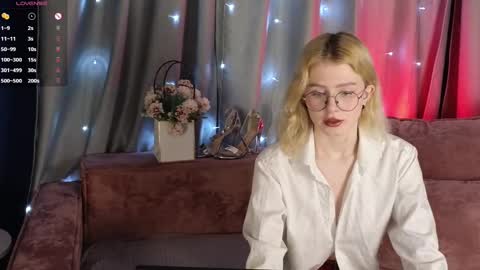 Snapshot of jenny_bunny_ chatting on February 10, 1:24 am jenny_bunny_ online show from February 10, 1:24 am