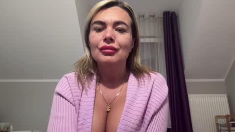 Snapshot of jenny_play1 chatting on September 25, 7:12 am Jenny online show from September 25, 7:12 am