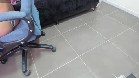 Snapshot of jenny_stark chatting on October 31, 11:22 am jenny_stark online show from October 31, 11:22 am