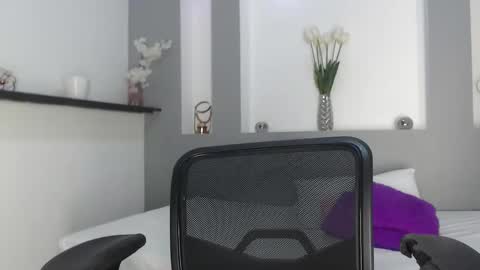 Snapshot of jenny_towers chatting on February 10, 9:14 am jenny_towers online show from February 10, 9:14 am