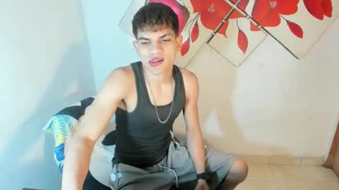 Snapshot of jesshot_bigcock chatting on May 10, 7:02 am jesshot_bigcock online show from May 10, 7:02 am