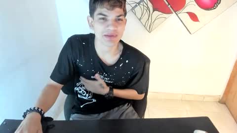 Snapshot of jesshot_bigcock chatting on May 19, 4:41 am jesshot_bigcock online show from May 19, 4:41 am