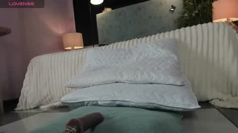 Snapshot of jessicameron chatting on July 12, 2:57 am JESSI AND NAOMI online show from July 12, 2:57 am