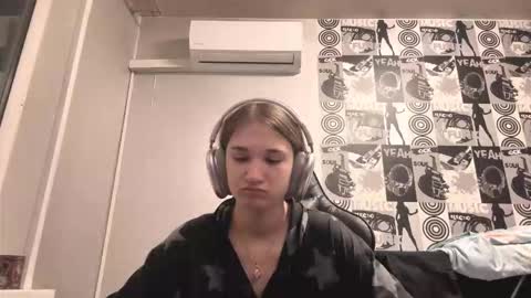 Snapshot of jewelldurham chatting on November 23, 2:06 pm Helgi online show from November 23, 2:06 pm