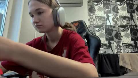 Snapshot of jewelldurham chatting on December 4, 12:25 pm Helgi online show from December 4, 12:25 pm