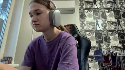 Snapshot of jewelldurham chatting on December 5, 12:14 pm Helgi online show from December 5, 12:14 pm