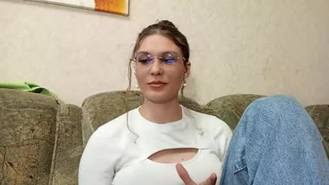 Snapshot of jillianarcia chatting on March 18, 11:02 am Snowie online show from March 18, 11:02 am