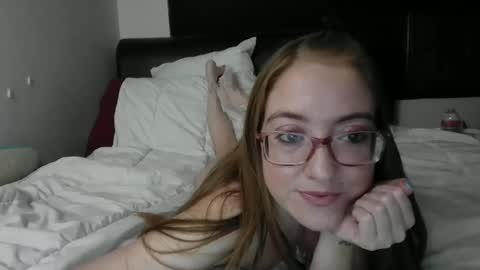 Snapshot of jilliangiselle chatting on February 23, 5:05 am jilliangiselle online show from February 23, 5:05 am