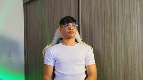 Snapshot of jimmy_leeh_ chatting on December 2, 4:40 am Jimmy Leeh online show from December 2, 4:40 am