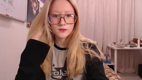 joan_kiss online show from October 17, 3:20 am