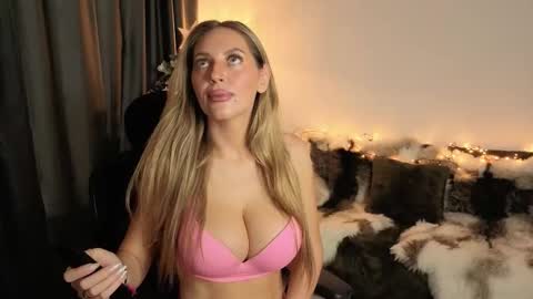 Snapshot of joannee chatting on December 5, 8:23 am Joanne online show from December 5, 8:23 am