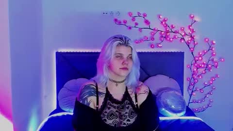 Snapshot of joannlowes chatting on April 7, 8:20 pm Joann online show from April 7, 8:20 pm