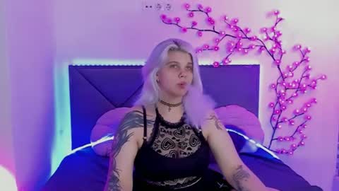 Snapshot of joannlowes chatting on June 25, 7:29 pm Joann online show from June 25, 7:29 pm