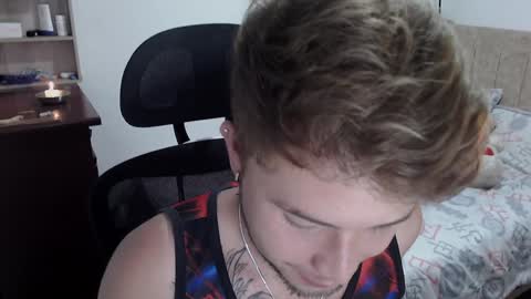 Snapshot of johanleonsweetboy chatting on December 20, 4:42 am JOHAN independient model online show from December 20, 4:42 am