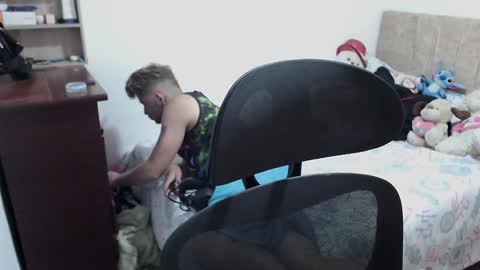 Snapshot of johanleonsweetboy chatting on December 23, 3:29 am JOHAN independient model online show from December 23, 3:29 am