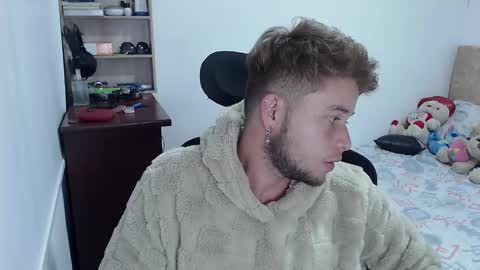 Snapshot of johanleonsweetboy chatting on December 30, 5:04 am JOHAN independient model online show from December 30, 5:04 am