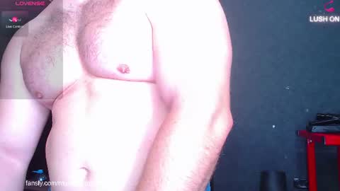 Snapshot of john_and_kiss chatting on June 24, 8:35 am john and kiss online show from June 24, 8:35 am