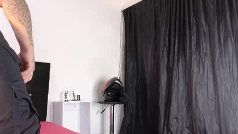 Snapshot of john_and_louis chatting on October 15, 11:10 am John online show from October 15, 11:10 am