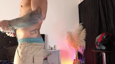 Snapshot of john_and_louis chatting on November 4, 11:09 am John online show from November 4, 11:09 am