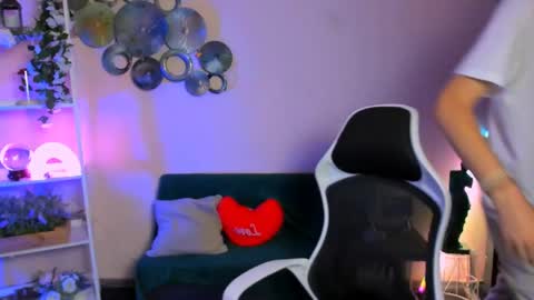 Snapshot of john_lik chatting on May 25, 12:22 pm John online show from May 25, 12:22 pm