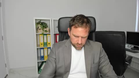 johnnydough82 online show from December 7, 8:44 am