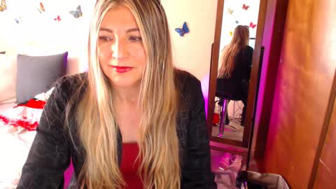 Snapshot of jolie_mature_ chatting on October 7, 9:34 pm Jolie Mature online show from October 7, 9:34 pm