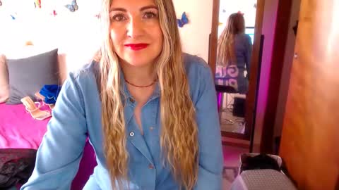 Snapshot of jolie_mature_ chatting on December 1, 8:36 pm Jolie Mature online show from December 1, 8:36 pm