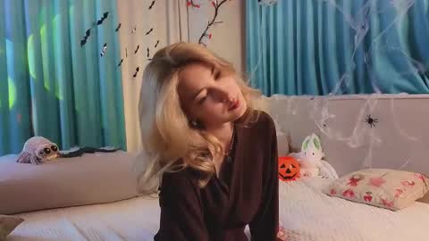 Snapshot of jolyndeb chatting on October 30, 11:11 am Viola online show from October 30, 11:11 am