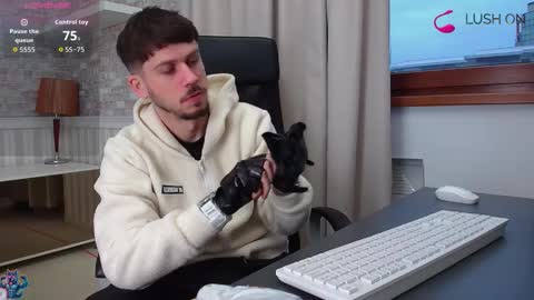 Snapshot of jonahshaw chatting on October 7, 4:42 am JonahShaw online show from October 7, 4:42 am