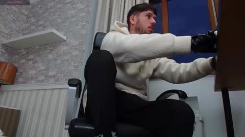 Snapshot of jonahshaw chatting on October 13, 4:12 am JonahShaw online show from October 13, 4:12 am