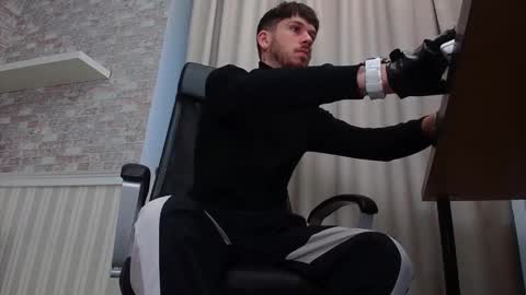 Snapshot of jonahshaw chatting on October 14, 4:35 am JonahShaw online show from October 14, 4:35 am