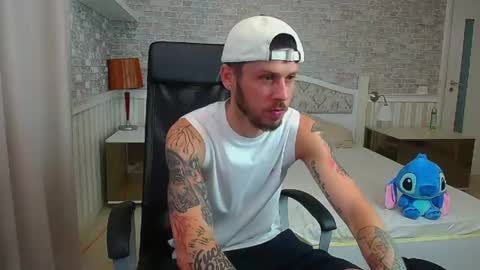 Snapshot of jonahshaw chatting on July 18, 4:49 am JonahShaw online show from July 18, 4:49 am
