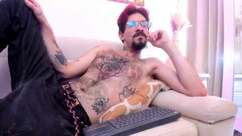 Snapshot of jonathan_sinn chatting on June 7, 4:00 pm jonathan_sinn online show from June 7, 4:00 pm