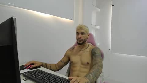 Snapshot of jose_wc chatting on February 27, 2:28 pm jose_wc online show from February 27, 2:28 pm