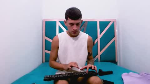 josue_linares online show from September 18, 7:38 pm
