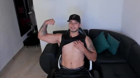 Snapshot of juan_muscle chatting on September 19, 2:35 am juan_muscle online show from September 19, 2:35 am