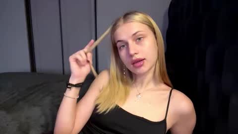 Lola online show from March 25, 11:05 am