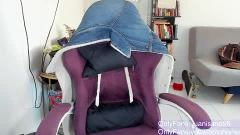 Snapshot of juanisimo_ chatting on April 3, 1:42 pm JUANISIMO online show from April 3, 1:42 pm