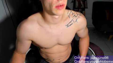 Snapshot of juanisimo_ chatting on May 4, 1:56 am JUANISIMO online show from May 4, 1:56 am
