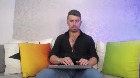 Snapshot of juank_fit45 chatting on December 5, 1:52 pm Juan k online show from December 5, 1:52 pm