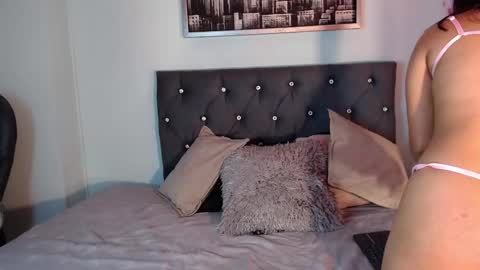 Snapshot of judyhopps_ chatting on December 18, 3:23 am JUDY online show from December 18, 3:23 am