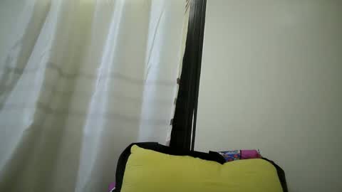 Snapshot of juicy_bella2 chatting on October 27, 8:29 am juicy_bella2 online show from October 27, 8:29 am