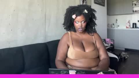 Snapshot of juicy_janet chatting on August 8, 10:01 pm juicy_janet online show from August 8, 10:01 pm