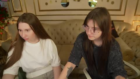 Snapshot of juicy_secrets_054 chatting on April 18, 10:19 am Elza online show from April 18, 10:19 am